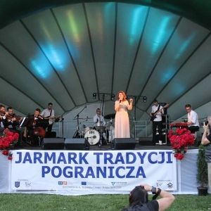 Halina Frąckowiak z zespołem i kwartetem smyczkowym